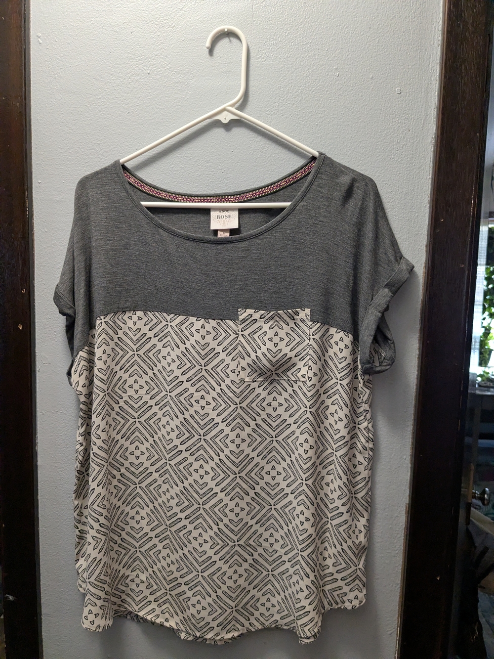 Knox Rose Grey and Cream Short Sleeve Patterned Tee